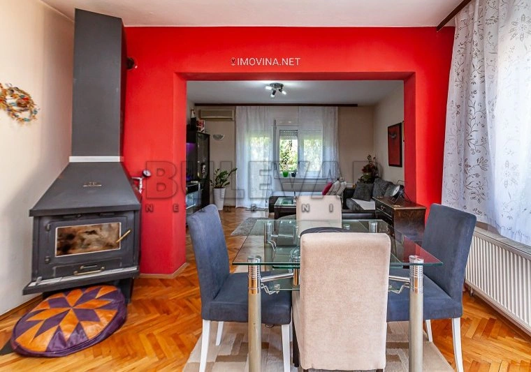 منزل بمساحة 186 م² مع مدفأة في نيش، صربيا