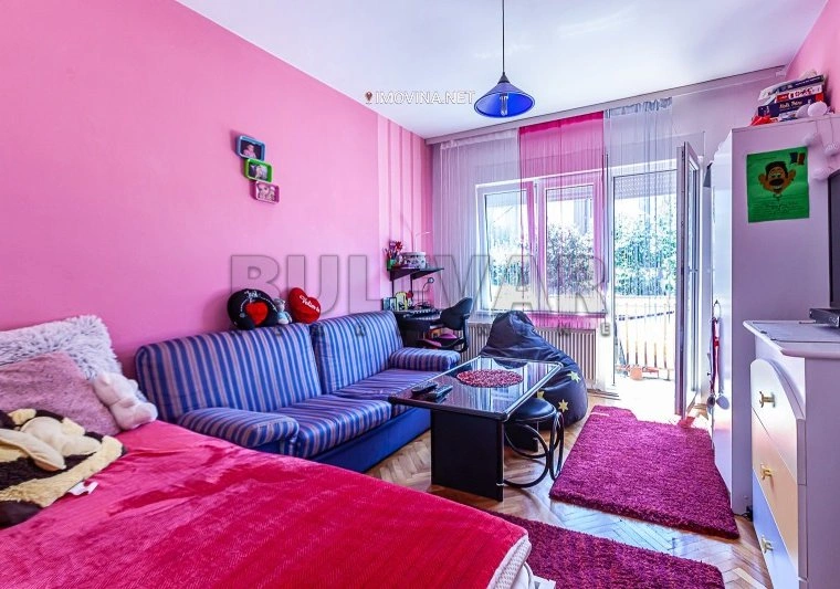 منزل بمساحة 186 م² مع مدفأة في نيش، صربيا