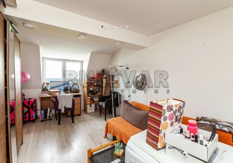 नीस, सर्बिया — लिफ्ट के साथ 3‑बेडरूम अपार्टमेंट