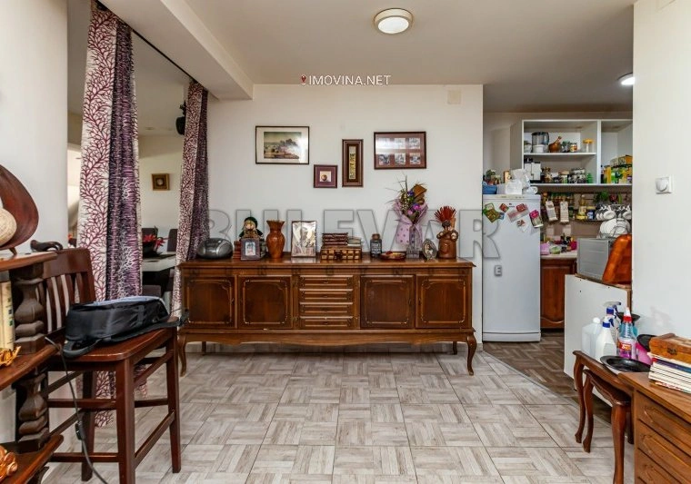 नीस, सर्बिया — लिफ्ट के साथ 3‑बेडरूम अपार्टमेंट