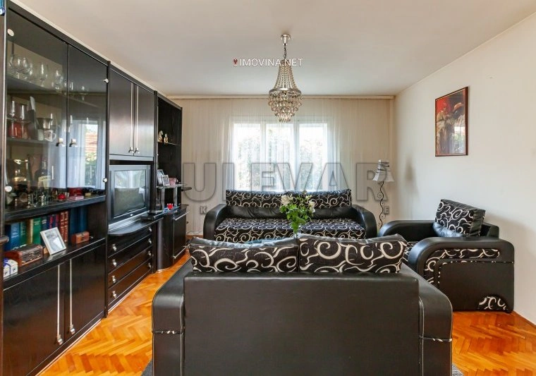 منزل بمساحة 200 m2 مع حديقة في نيش، صربيا