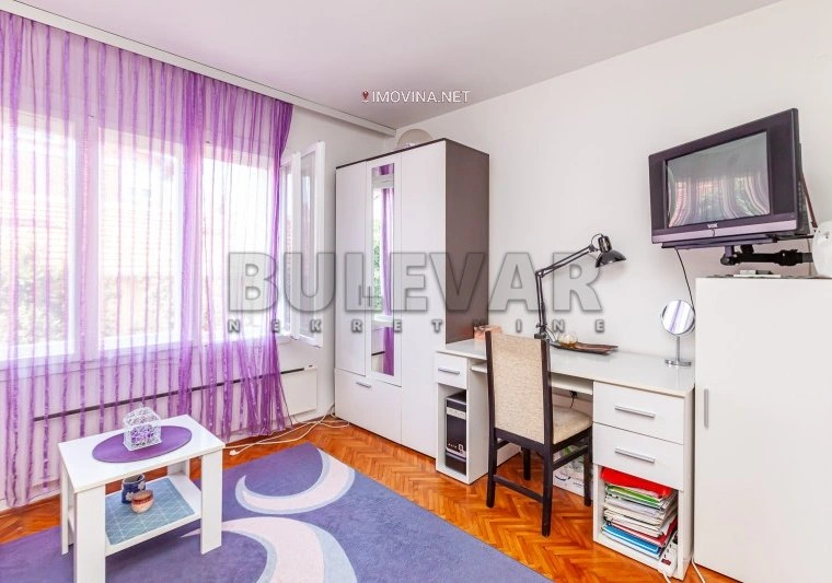 منزل بمساحة 200 m2 مع حديقة في نيش، صربيا