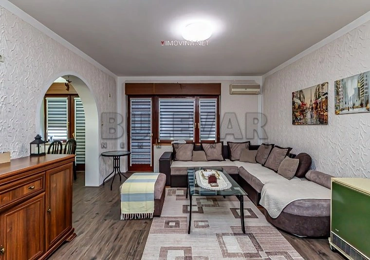 Casa 270 m² con giardino a Nis, Serbia