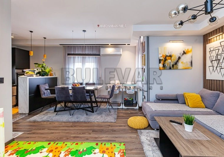 منزل بمساحة 265 m2 مع مرأب في نيش، صربيا