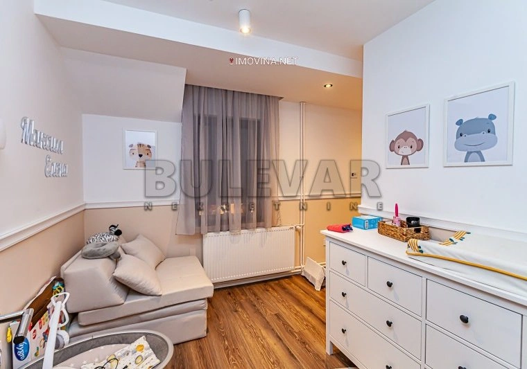 منزل بمساحة 265 m2 مع مرأب في نيش، صربيا