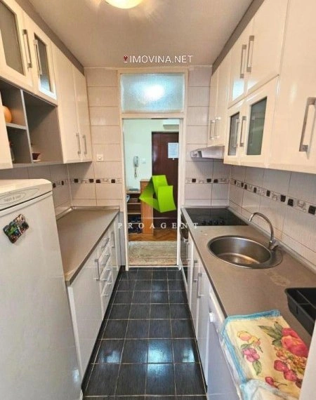 شقة بمساحة 74 م² مع موقف سيارات مفتوح في نيش، صربيا