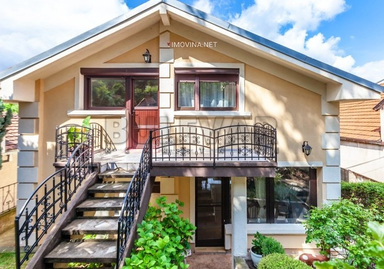 منزل بمساحة 220 م² مع موقف سيارات في نيش، صربيا