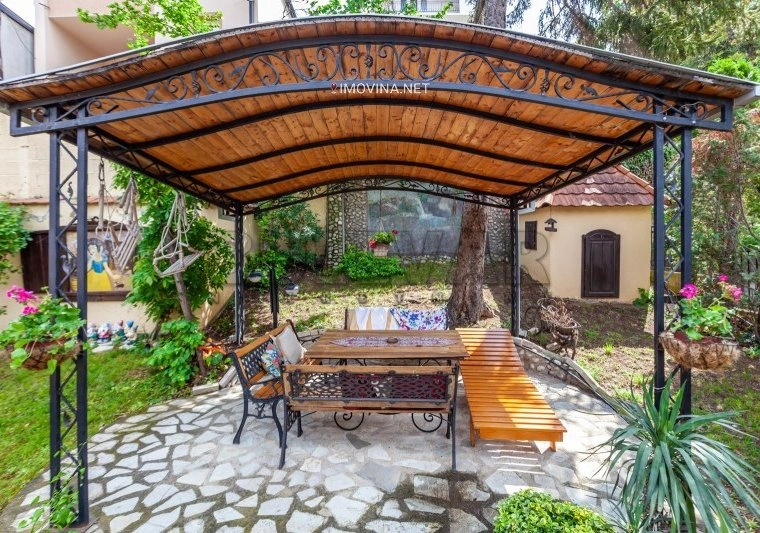 منزل بمساحة 220 م² مع موقف سيارات في نيش، صربيا