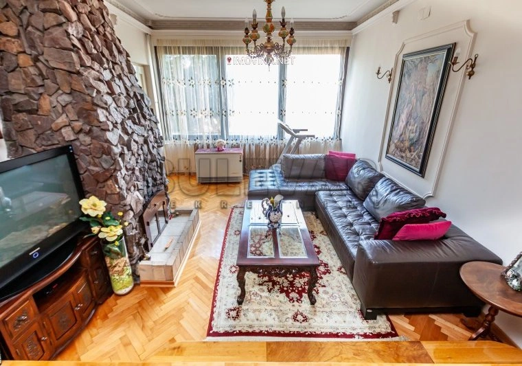 منزل بمساحة 220 م² مع موقف سيارات في نيش، صربيا