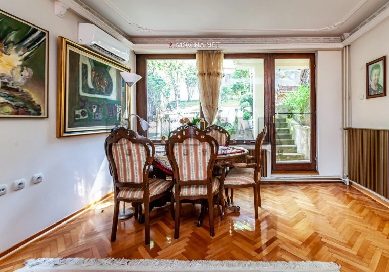 منزل بمساحة 220 م² مع موقف سيارات في نيش، صربيا