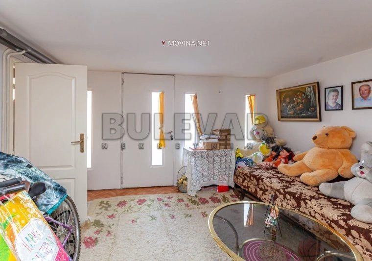 منزل بمساحة 220 م² مع موقف سيارات في نيش، صربيا