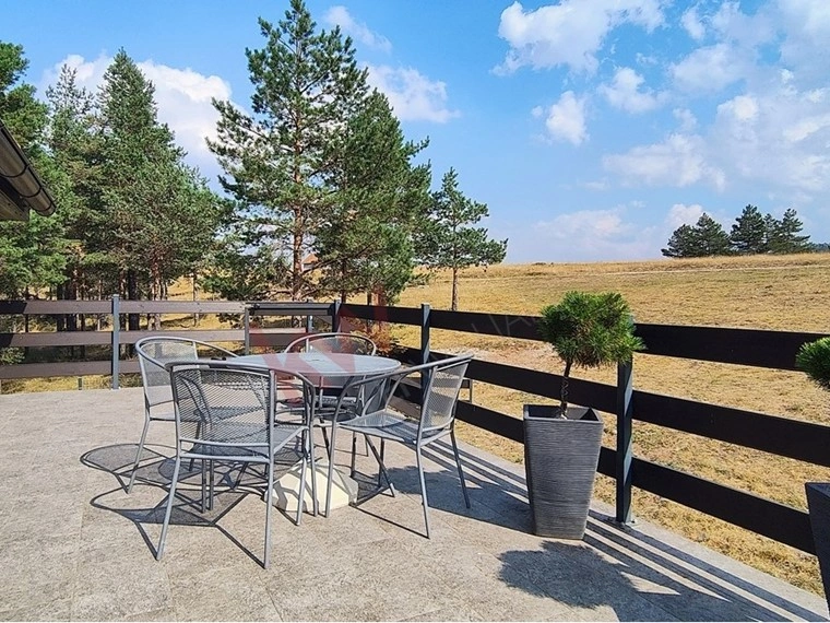 ज़्लाटिबोर, सर्बिया में पहाड़ का नज़ारा वाला 4‑बेडरूम घर