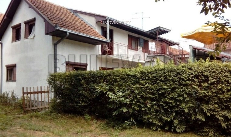 منزل بمساحة 220 م² مع حديقة في كرالييفو، صربيا