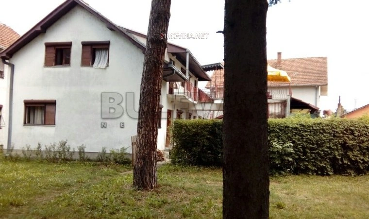 塞尔维亚克拉列沃带花园的4居室住宅