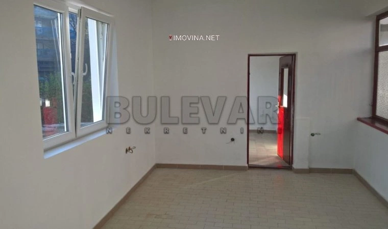 塞尔维亚克拉列沃带花园的4居室住宅