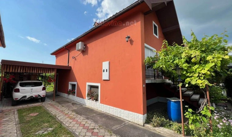 منزل مكوَّن من 4 غرف نوم مع حديقة في زرينجانين، صربيا