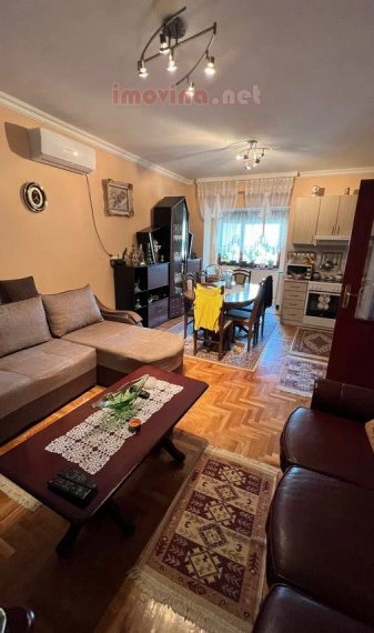 منزل مكوَّن من 4 غرف نوم مع حديقة في زرينجانين، صربيا