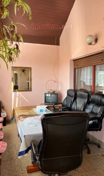 منزل مكوَّن من 4 غرف نوم مع حديقة في زرينجانين، صربيا