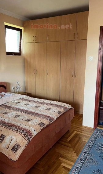 منزل بمساحة 120 م² مع حديقة في زرينجانين، صربيا