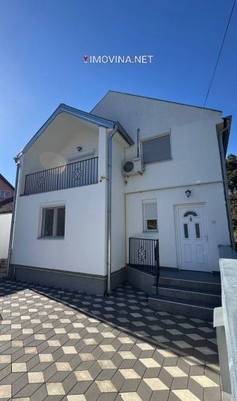 ज़रेनजैनिन, सर्बिया में बगीचे के साथ 200 m2 का घर