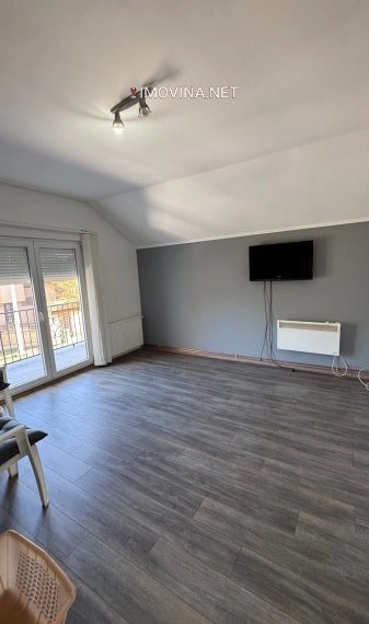 ज़रेनजैनिन, सर्बिया में बगीचे के साथ 200 m2 का घर