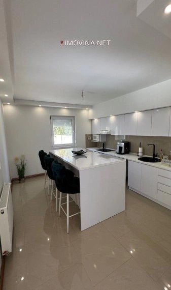 ज़रेनजैनिन, सर्बिया में बगीचे के साथ 200 m2 का घर