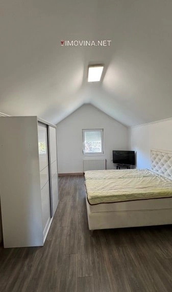 ज़रेनजैनिन, सर्बिया में बगीचे के साथ 200 m2 का घर