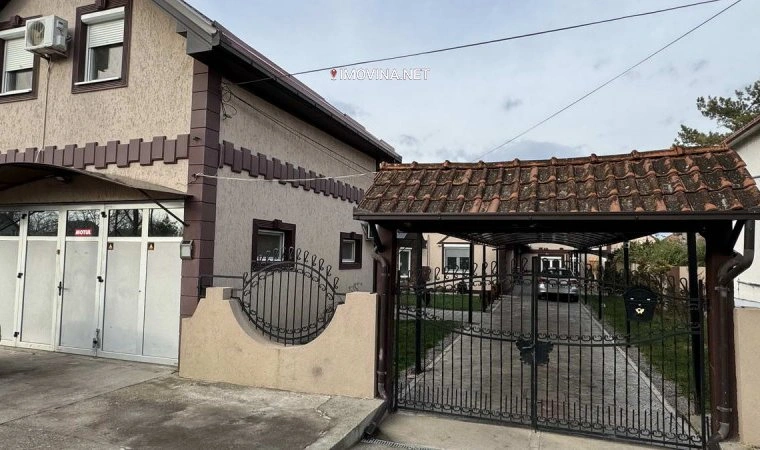 منزل مكون من 4 غرف نوم مع مصعد في Zrenjanin, Serbia