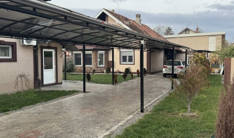 منزل مكون من 4 غرف نوم مع مصعد في Zrenjanin, Serbia