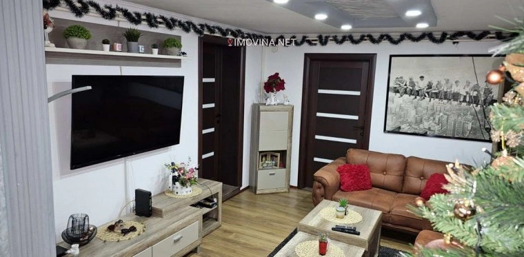 منزل مكون من 4 غرف نوم مع مصعد في Zrenjanin, Serbia