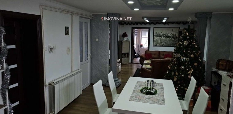 منزل مكون من 4 غرف نوم مع مصعد في Zrenjanin, Serbia