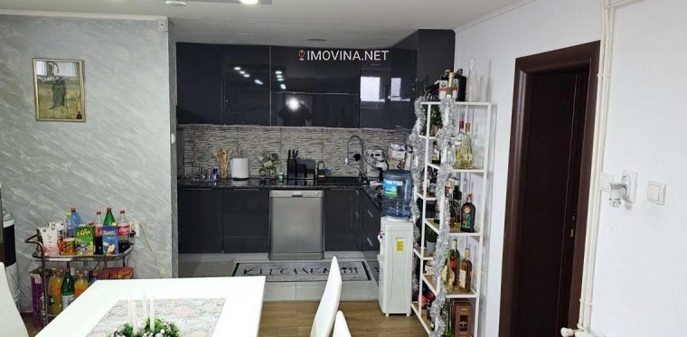 منزل مكون من 4 غرف نوم مع مصعد في Zrenjanin, Serbia