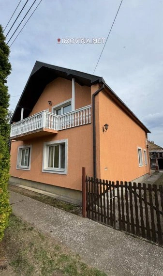 منزل بمساحة 216 م² مع حديقة في زرنجانين، صربيا