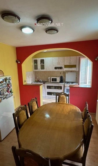 منزل بمساحة 216 م² مع حديقة في زرنجانين، صربيا