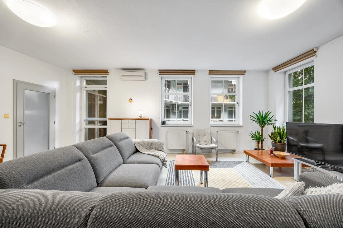 布拉迪斯拉发带电梯的3+1公寓