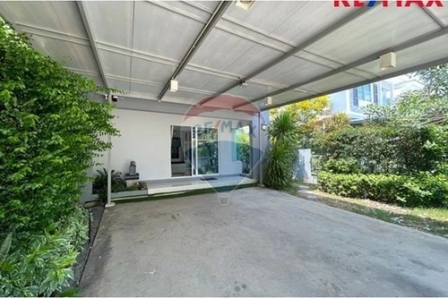 House 5+1 with garden in Samut Prakan, Thailand