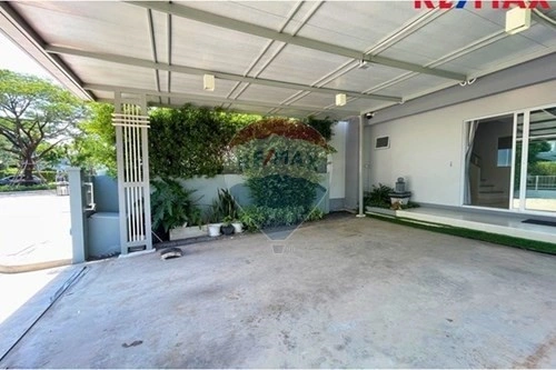 House 5+1 with garden in Samut Prakan, Thailand