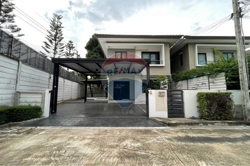 House 3+1 with parking in Samut Prakan, Thailand
