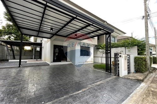 House 3+1 with parking in Samut Prakan, Thailand