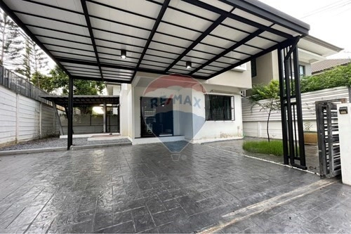 House 3+1 with parking in Samut Prakan, Thailand