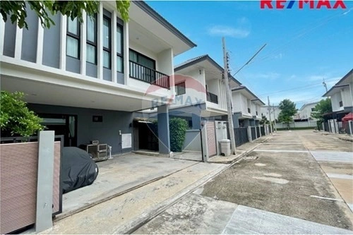 House 9+1 with sea view in Samut Prakan, Thailand