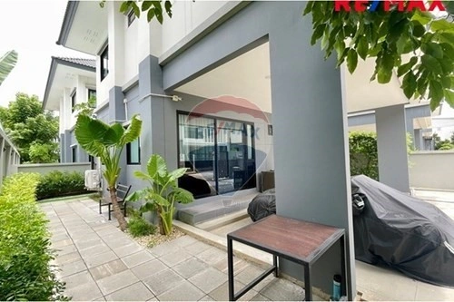 House 9+1 with sea view in Samut Prakan, Thailand