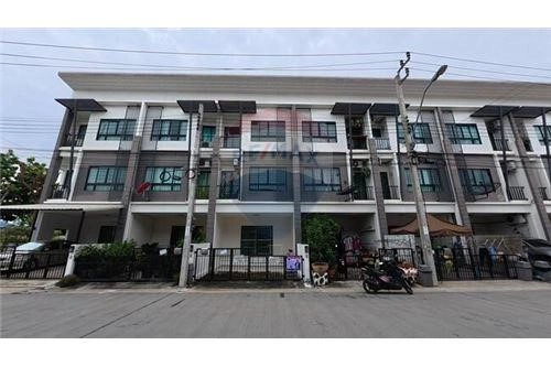 House 5+1 with garden in Samut Prakan, Thailand