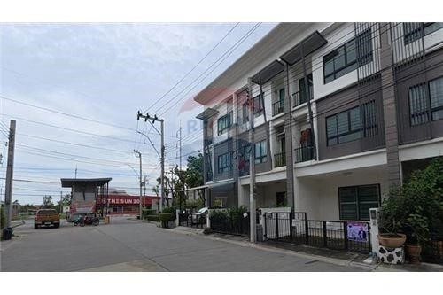 House 5+1 with garden in Samut Prakan, Thailand
