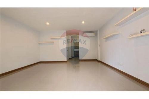 House 5+1 with garden in Samut Prakan, Thailand