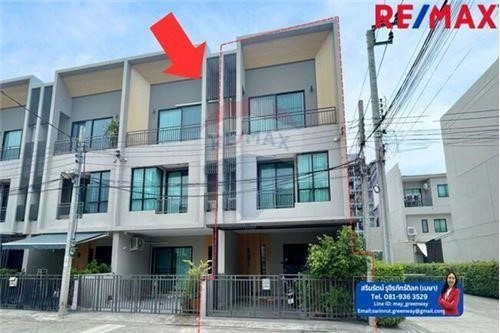 House 4+1 with garage in Samut Prakan, Thailand