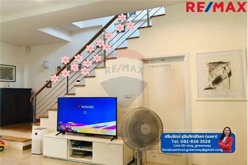 House 4+1 with garage in Samut Prakan, Thailand