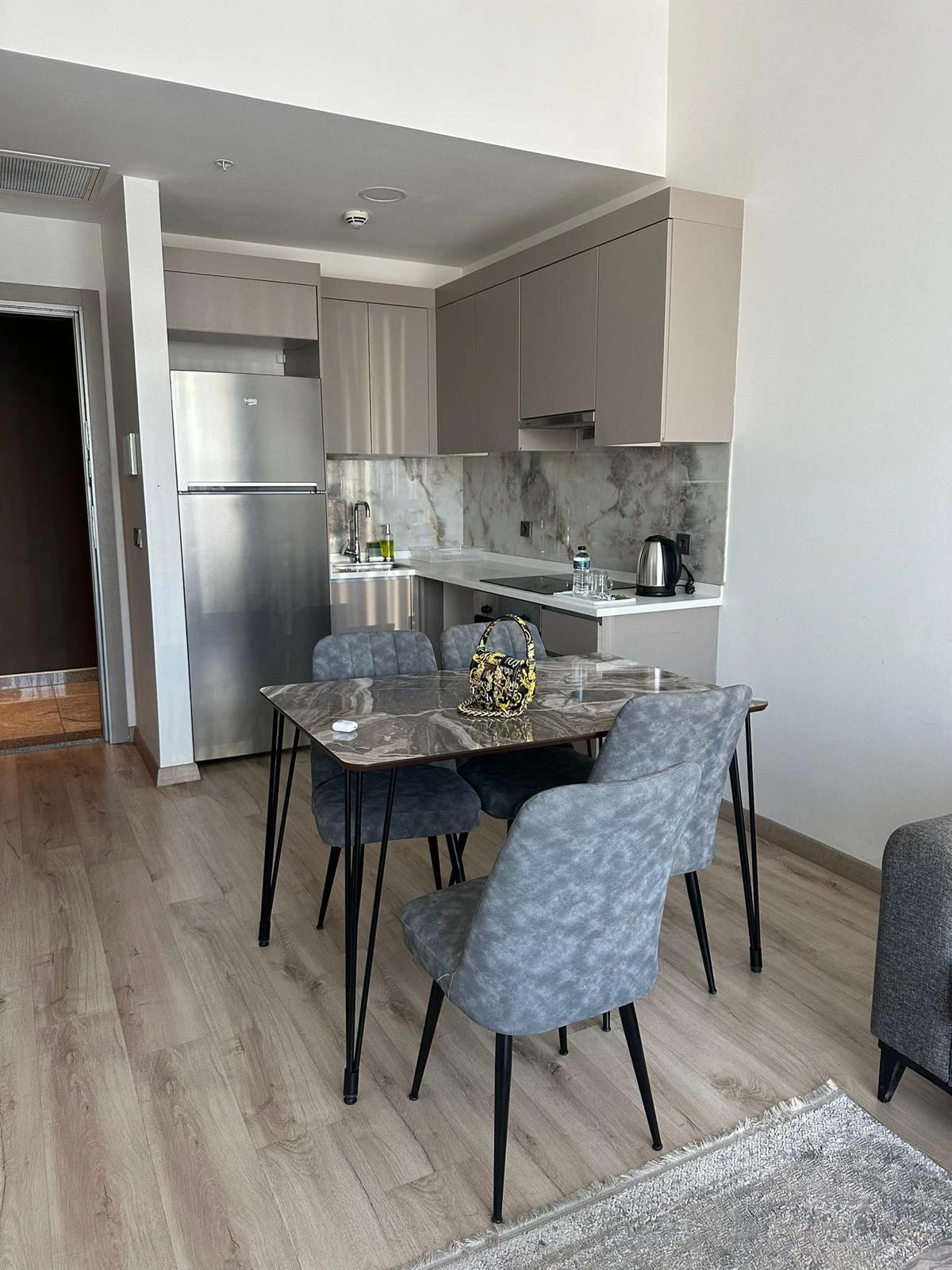 Luminoso apartamento de 1 dormitorio en Estambul, Turquía