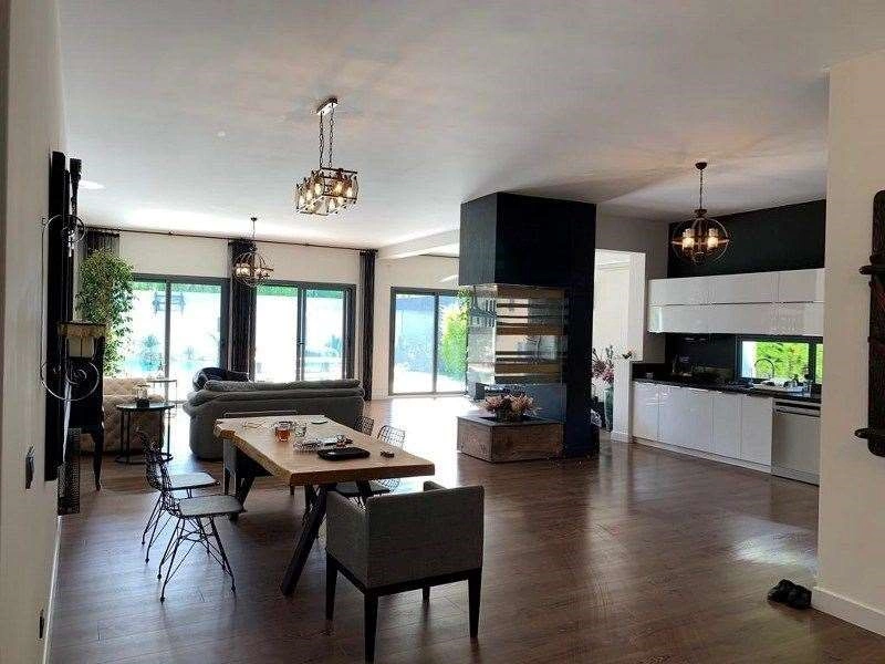 فيلا حديثة مكونة من 5 غرف نوم في Cesme، تركيا