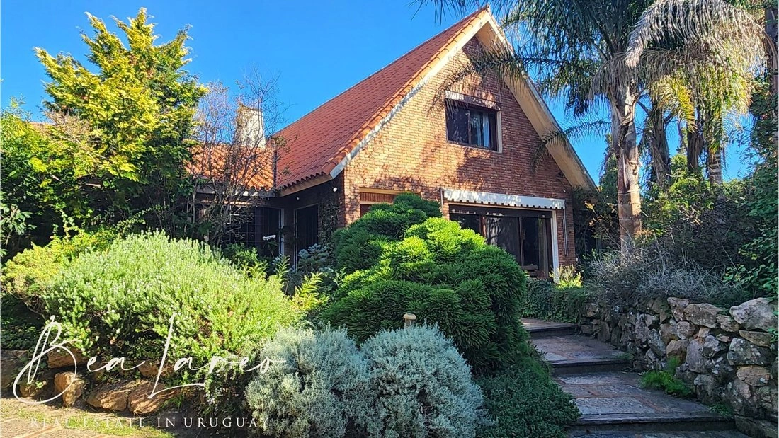 Casa 4+1 con chimenea en Montevideo, Uruguay